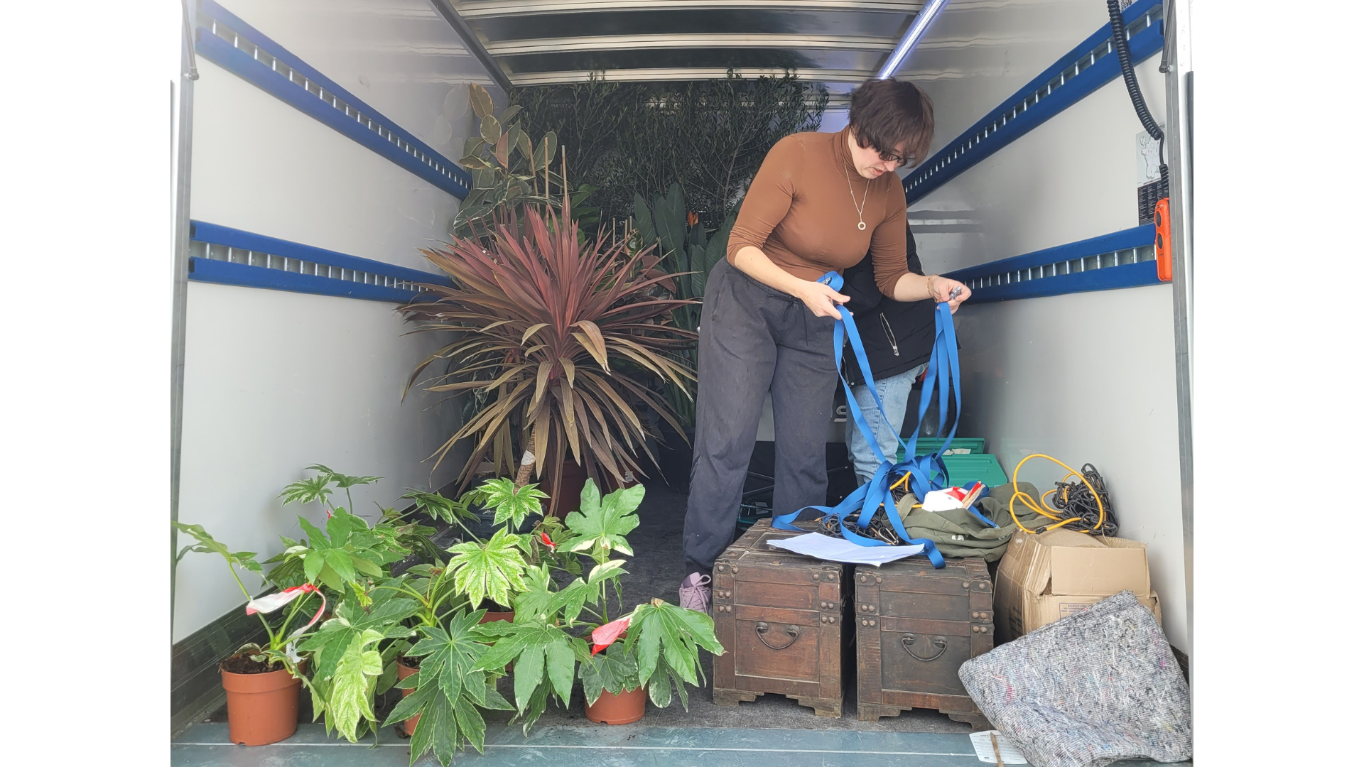 Plantes et décoration installé dans un camion